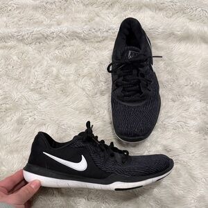 Nike Flex Supreme TR 6 training shoes in back and white Woman’s Size 7